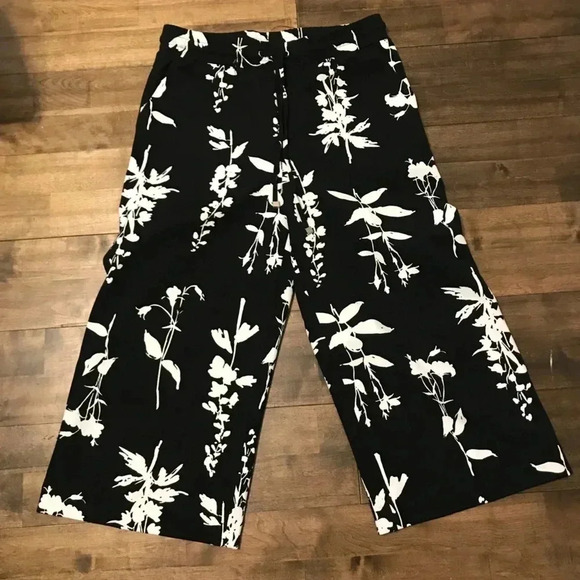 Le Chateau Black and White Floral Capris - Picture 1 of 4
